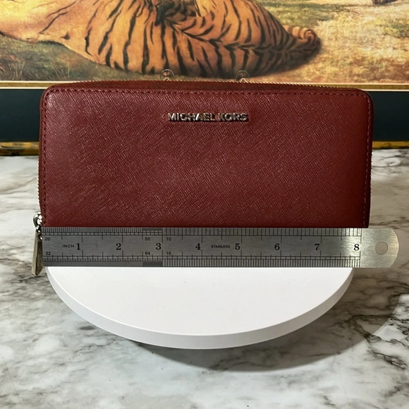 MICHAEL KORS ZIPPY WALLET IN GUC - Picture 12 of 13